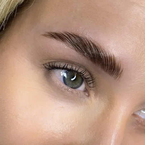 Laminacja brwi - efekt fluffy brows i naturalny kształt, stylizacja Anna Rduch