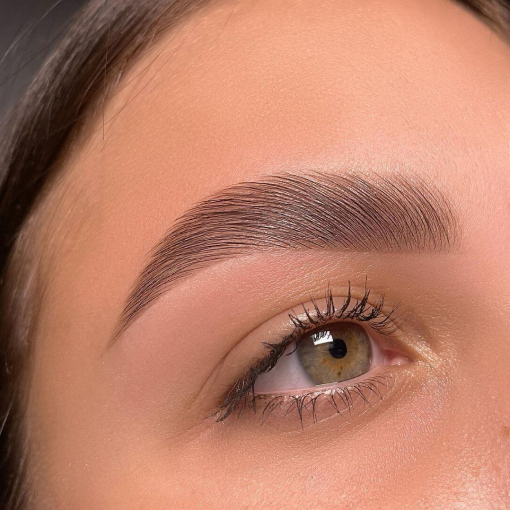 Stylizacja brwi henną pudrową - precyzyjna geometria i koloryzacja brwi